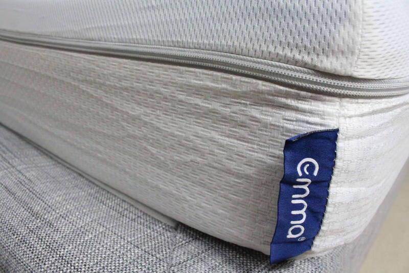 Der Orientierungspunkt bei der Drehung ist immer das Emma Logo am Bezug. / Foto: © Sleep Hero